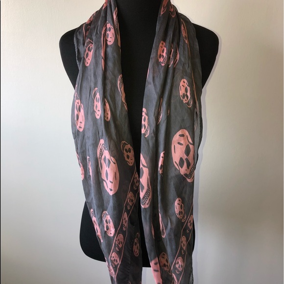 ❌SOLD❌ Alexander McQueen Classic Skull Scarf/Wrap - Picture 12 of 15